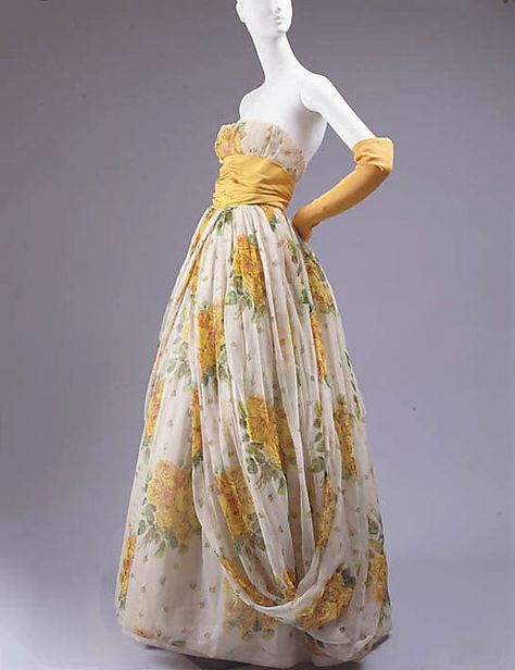 Silk floral print "Nuit D'Aout" gown by Christian Dior, French, spring/summer 1954. Label: "Christian Dior, Paris/Printemps-ete 1954" Couture, Christian Dior Dress, Dior Dresses, House Of Dior, Look Retro, Fashion 1950s, Vintage Dior, Vintage Gowns, Costume Institute