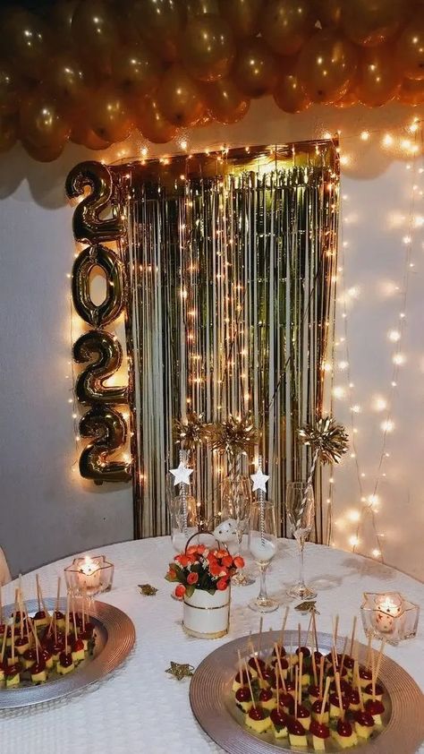 New Year Decorations Ideas 2023, New Year Table Set Up, Decoration Nouvel An, New Year Ideas Decoration, Happy New Year Decoration Party, Simple New Years Eve Decorations, New Years Balloon Decorations, New Years Eve Instagram Pictures, New Year’s Eve Party Decorations