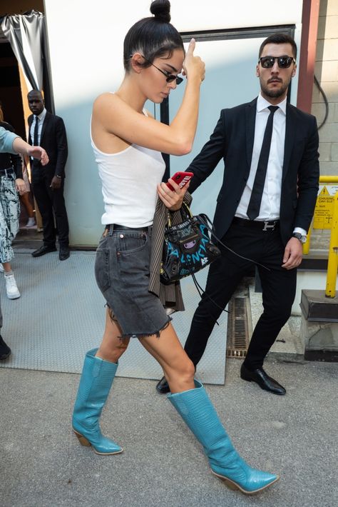 Kendall Jenner Cowboy Boots, Kendall Jenner Cowboy, Blue Boots Outfit, Shorts And Cowboy Boots Outfit, Cowboy Boots Street Style, Kendall Jenner Estilo, Shorts And Cowboy Boots, Summer Boots Outfit, Blue Cowboy Boots