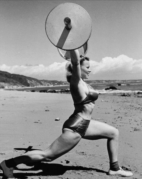 FITBOMB: Old School Women's Gym Olympic Weightlifting, Abbye Stockton, Exercise Photos, 80s Fitness, Vintage Fitness, Muscle Beach, Retro Photos, Olympic Lifting, Athletic Clothing