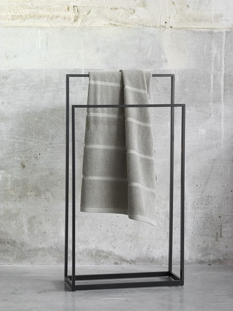 Aquanova winter 2018 - #handdoekrek #black #handdoek Poolside Towel Rack, Industrial Towel Rack, Outdoor Towel Rack, Toallero Ideas, Standing Towel Rack, Dekorere Bad, Decor Baie, Towel Stand, Towel Storage