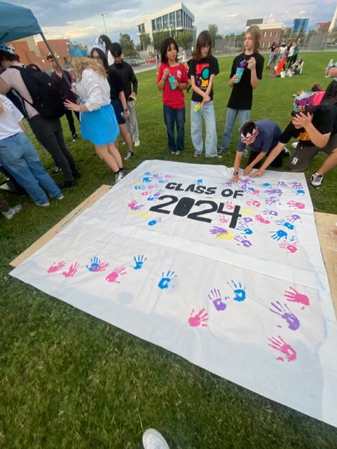 Senior Class Gift Ideas To School, Senior Class Gift Ideas, Senior Days Ideas, Senior Picnic Ideas High Schools, First Last Day Of School Senior, Senior School Activities, Senior Sunrise Banner, High School Senior Year Ideas, Senior Class Theme Ideas