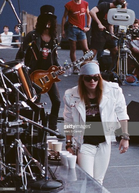 News Photo : Slash and Axl Rose of the rock group 'Guns n'... Slash And Axl Rose, Slash And Axl, Richard Fortus, Giants Stadium, Rock Star Birthday, Axel Rose, Duff Mckagan, Paradise City, Axl Rose