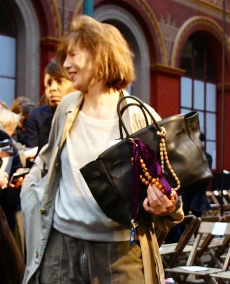 Jane Birkin recently in a Hermes desfilee holding her Birkin bag Slouchy Birkin, Jane Birkin Bag, Jane Birkin Style, Hermès Scarf, Birkin Bags, Bag Decor, Chanel Slingback, Inside My Bag, Vide Dressing