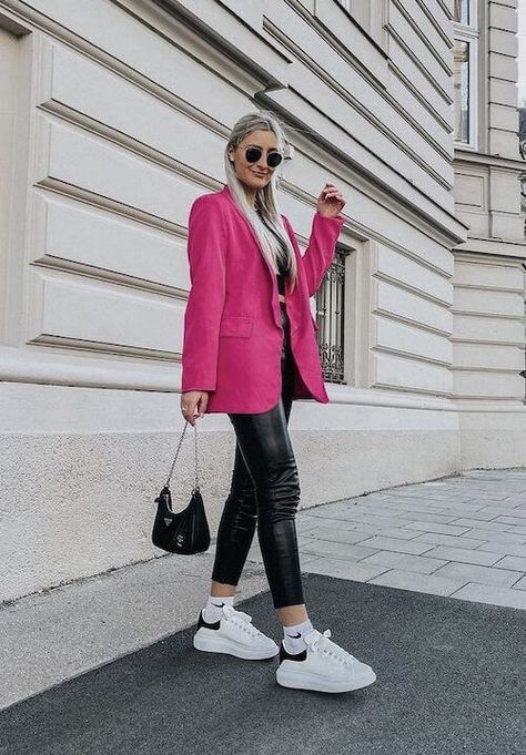 Pink Blazer Winter Outfit, Blazer Fucsia Outfit Casual, Rosa Blazer Outfit, Pink Blazer Outfit Winter, Outfit Rosa Invierno, Blazer Rosa Look, Blazer Fucsia Outfit, Looks Com Blazer Pink, Outfits Con Blazer Fucsia