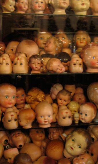 This would be creepy Dressmakers Dummy, Doll Creepy, Lost My Head, Creepy Toys, Arte Punk, Broken Doll, Scary Dolls, Creepy Dolls, Old Dolls