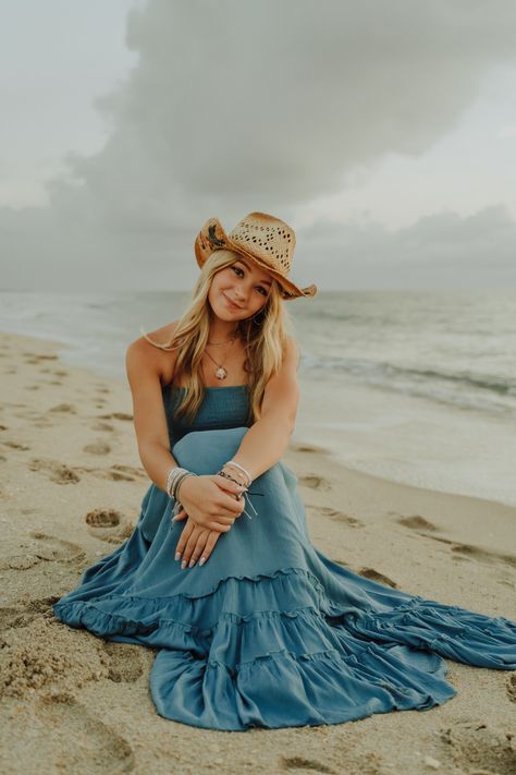 Beach Dress Photoshoot, Beach Senior Photos, Senior Pictures Dresses, Comunity Manager, Cute Senior Pictures, Photographer Content, Senior Photoshoot Poses, Senior Pictures Beach, Summer Senior Pictures