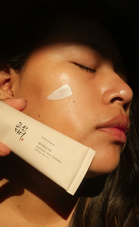 Ugc Selfie With Product, Ugc Set Up, Ugc Sunscreen, Beauty Of Joseon Sunscreen, Joseon Sunscreen, Ugc Skincare, Ugc Photography, Skincare Ugc, Pimple Cream