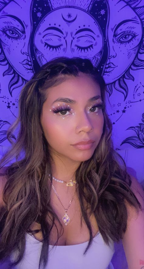 Cute Makeup Looks With Jems, Saturno Concert Makeup Ideas, Purple Gem Makeup Looks, Purple Jewel Makeup, Cute Face Gem Ideas, Purple Makeup Looks Full Face, Crystal Face Makeup, Gems Face Makeup, 90s Gem Makeup