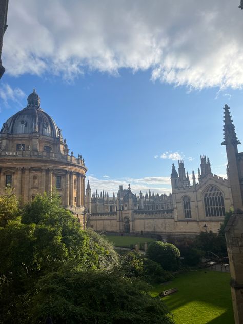 oxford, oxford uni, radcliffe camera oxford, darks academia, aesthetic Oxford Radcliffe Camera, Oxford Uk Aesthetic, University Oxford Aesthetic, Oxford London Aesthetic, Oxford Wallpaper Motivation, Oxford Formal Dinner, Oxford College Aesthetic, Oxford City Aesthetic, Oxford Law School