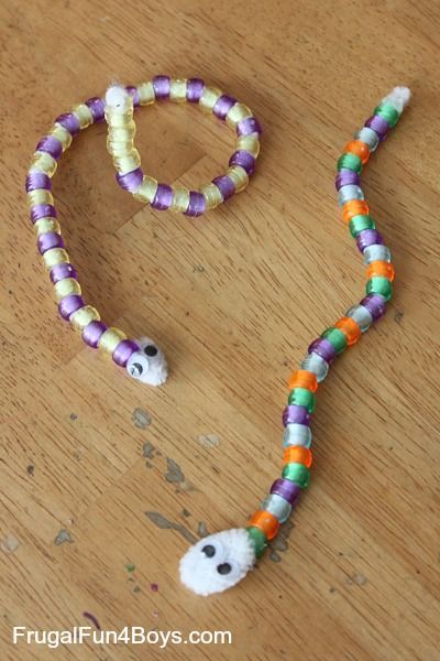 Pattern snakes - plus 5 other simple pattern activities. So simple. Pipe Cleaner Crafts, Egiptul Antic, Math Patterns, Pattern Activities, Activities For Preschoolers, Simple Pattern, Fine Motor Activities, Camping Crafts, Preschool Fun