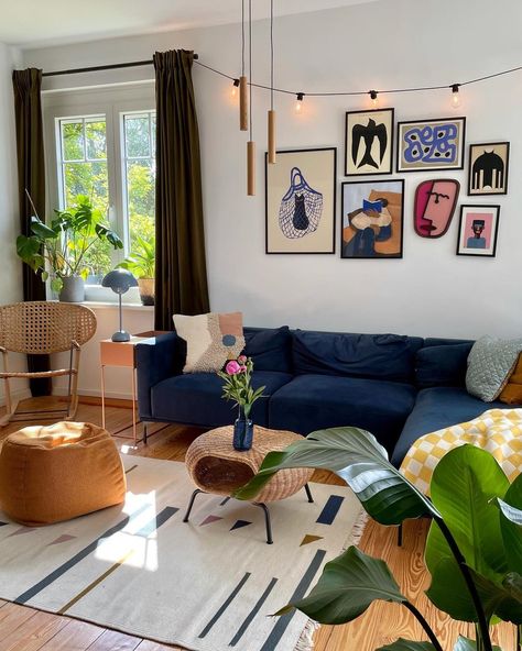 Small Living Room Blue Walls, Blue Couch Cottage Living Room, Blue Mid Century Modern Living Room, Royal Blue Couch Living Room Ideas, Blue Couch Decor, Blue Velvet Sofa Living Room, Blue Couch Living, Blue Couch Living Room, Living Room Decor Eclectic