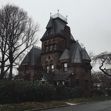 What You Need To Know About Victorian Style Homes Gothic Homes, Gothic Mansion, Creepy Houses, Victorian Style Homes, Fotografi Kota, Horror Decor, Victorian Mansions, Abandoned House, 다크 판타지