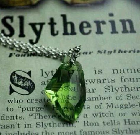 Slytherin Things, Slytherin Wallpaper, Stile Harry Potter, Tapeta Harry Potter, Harry Potter Wall, Draco Malfoy Aesthetic, Slytherin Pride, Buku Harry Potter, Images Harry Potter