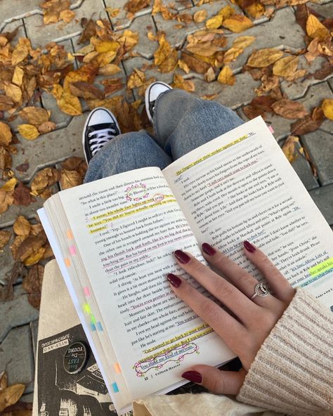 Book Outfit Aesthetic, Carmen Aesthetic, Book Girl Aesthetic, Future Manifestation, Book Selfie, Book Core, Herbst Bucket List, Fall Mood Board, Reading Motivation