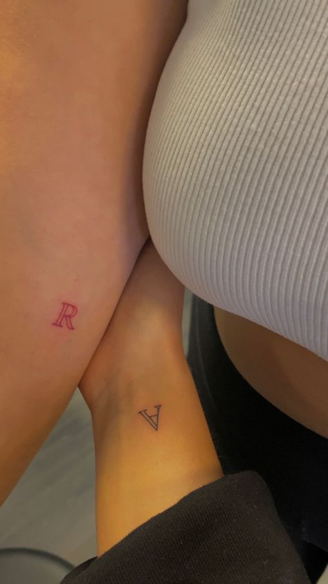 Two girls holding on to each other one with a red tattoo with the letter R and one with the letter A in black Matching Best Friend Tattoo, 44 Tattoo, Best Friend Tattoo, Maching Tattoos, Matching Best Friend, Tattoo Minimal, Matching Friend Tattoos, Small Girly Tattoos, Matching Best Friend Tattoos