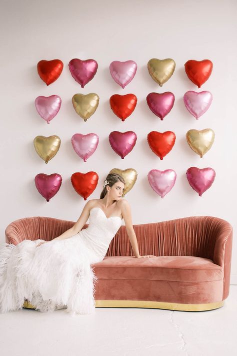 Heart Balloon Backdrop, Valentines Day Backdrop, Feather Wedding Dress, Valentines Day Romantic, Wedding Dress With Feathers, Ideas Valentines Day, Valentine Photo Shoot, Valentines Day Wedding, Wedding Balloon Decorations