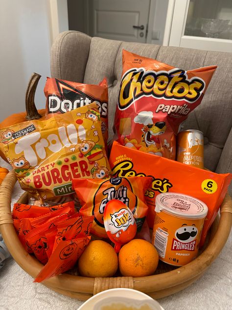 Essen, Orange Bring A Board Night, Orange Food Basket, Orange Board Night Ideas, Orange Snack Board, Orange Snack Ideas, Orange Snacks For Party, Orange Food Board Ideas, Color Party Orange Ideas