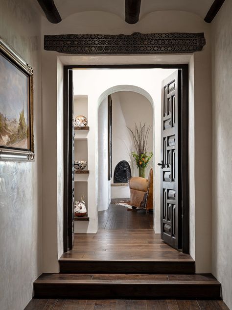 Traditional & Adobe Homes in Santa Fe - Tierra Concepts Santa Fe Santa Fe, Adobe Home Interior, Santa Fe Home Decor, Modern Adobe House, Santa Fe Style Decor, Modern Santa Fe Style, Adobe Style Homes, Modern Adobe, Spanish Style Home Interior