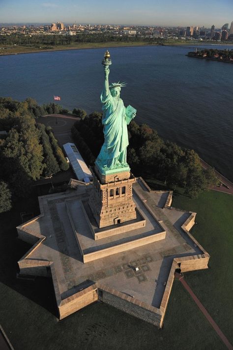 Patung Liberty, World Trade Center Nyc, New York Statue, Liberty New York, New York Travel Guide, The Statue Of Liberty, Seni 3d, New York City Travel, Lady Liberty