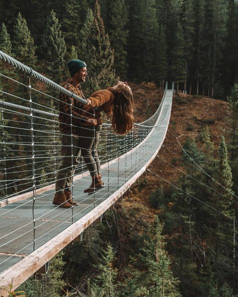 Top 10 Instagram Worthy Spots in Banff - The Globe Wanderers Banff Outfit Summer Women, Lake Louise Canada Photography, Banff Canada Fall Outfits, Banff Fall Outfit, Banff Outfit September, Banff Instagram Pictures, Banff In October, Banff Poses, Banff Photo Ideas