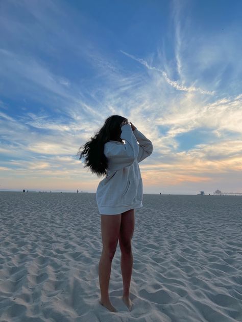 girl in hoodie standing on beach in california looking at the sunset California Beach Pictures, Huntington Beach Aesthetic, Sunset Hoodie, California Pictures, Summer Picture Poses, Huntington Beach California, Fotos Goals, Insta Ideas, Insta Post