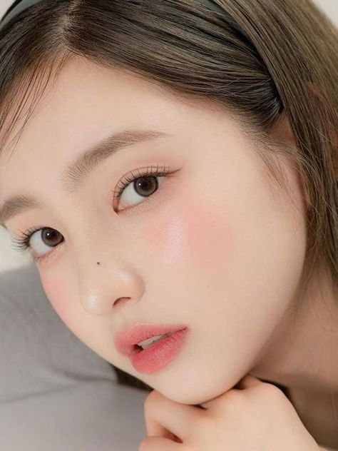 Coral Makeup Looks Natural, Light Spring Korean Makeup, Bridal Korean Makeup, Korean Minimal Makeup, Korean Makeup Natural Look, Coral Makeup Looks Korean, Sweet Makeup Look Korean, Korean Spring Makeup, Very Light Makeup Natural