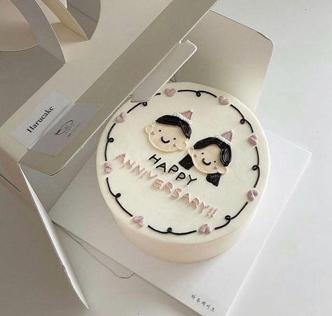 Pretty Anniversary Cakes, Korean Cake For Anniversary, Happy Anniversary Cakes Ideas, Bento Cake Designs For Boyfriend, Bento Cakes Anniversary, 1year Anniversary Cake, Bento Anniversary Cake Ideas, Korean Anniversary Cake, Kue Anniversary Simple