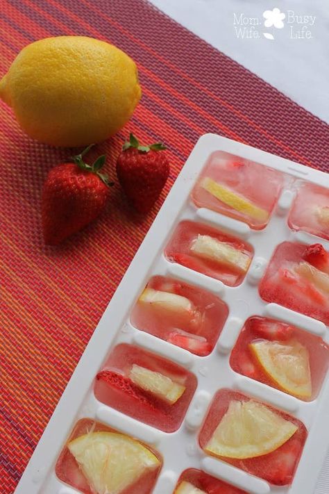 Essen, Strawberry Lemon Water Recipe, Strawberry Lemon Water, Lemon Water Detox Recipe, Ice Cube Tray Recipes, Lemon Ice Cubes, Fancy Ice Cubes, Ice Cube Recipe, Fruit Ice Cubes