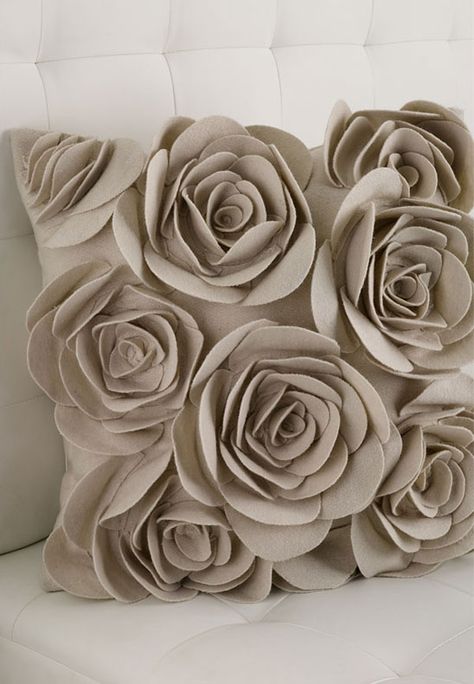 Love this rose pillow Felt Flowers, Diy Fleur, Bantal Sofa, Rose Pillow, Pretty Pillow, Grey Flowers, Sewing Pillows, Flower Pillow, Diy Pillows