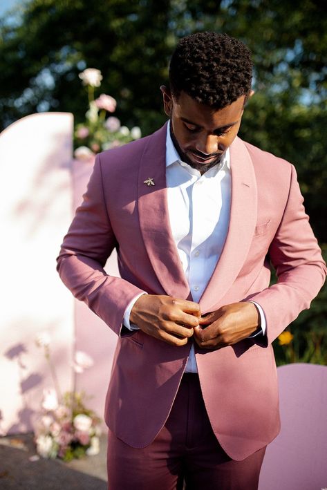 Pink Wedding | Stylish Groom | Fashion Forward | Blush Wedding | Wedding Photos | For more blush pink wedding ideas, visit burghbrides.com! Blush Pink Groomsmen Suit, Pink Wedding Bride And Groom, Pink Groomsmen Attire, Groomsmen Attire Pink, Plus Size Groom Attire, Blush Tuxedo, Mauve Suit, Jas Wedding, Pink Garden Wedding