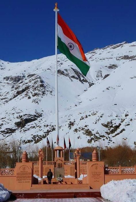 Indian Tricolour at the highest altitude at Drass, Kargil War Memorial Bhagat Shing, National Flag India, Indian Flag Pic, Indian Flag Photos, Freedom Fighters Of India, Indian Army Special Forces, Indian Flag Images, Indian Army Wallpapers, Happy Independence Day India