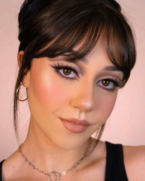 Modern 60s Makeup, Smokey Cut Crease Eye Makeup, 60s Cut Crease, Soft 60s Makeup, Pinup Makeup Looks, Beige Makeup Looks, Smokey Gold Eye Makeup, 50s Makeup Looks, 70s Makeup Look Disco