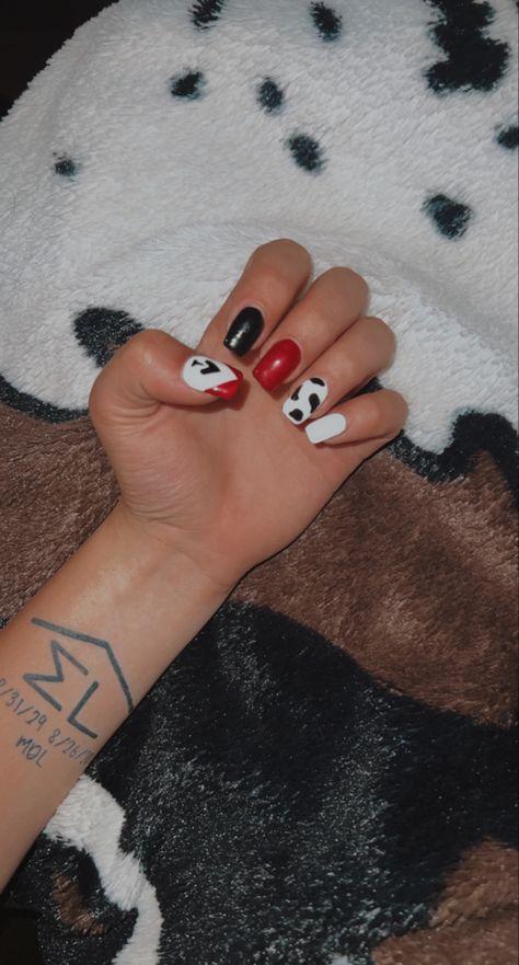 Western Nails Red And Black, Maroon Acrylic Nails Ideas, Red And White Western Nails, Medium Length Western Nails, Western Basic Nails, Western Nails Punchy, Red And Black Cow Print Nails, Western French Tip Nail Ideas, Red Punchy Nails