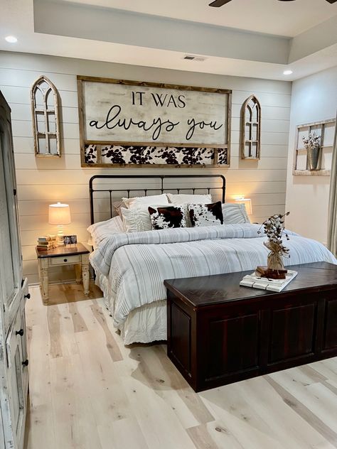 Cow Decor Farmhouse Style Bedroom, Boho Western Master Bed, Western Bedroom Couple, Farmhouse Bedroom Mobile Home, Farm Style Bedroom Master Suite, Rustic Western Master Bedrooms, Master Rustic Bedroom Ideas, Rustic Couples Bedroom, Feminine Rustic Bedroom