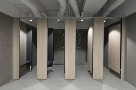 End Of Trip Facilities, Toilet Cubicle Design, Locker Room Shower, Public Shower, Toilet Cubicle, Toilette Design, Gym Design Interior, Hostels Design, Restroom Design