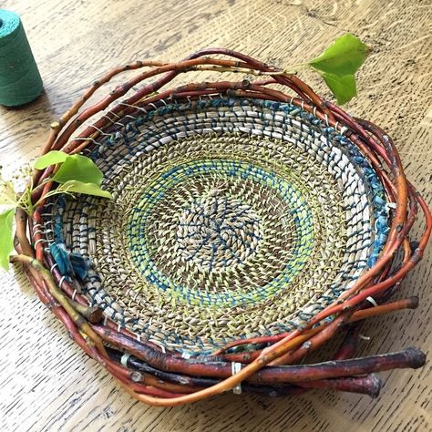 Weaving With Iris Leaves, Nature Crafts For Adults, Takken Decor, Weaving Basket, Circular Weaving, Hantverk Diy, Willow Weaving, Pine Needle Baskets, Coiled Baskets