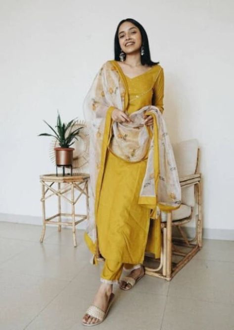 Haute Couture, Couture, Kimonos, Simple Punjabi Suits, Indian Kurti Designs, Simple Kurta Designs, Indian Designer Suits, Simple Kurti Designs, Casual Indian Fashion