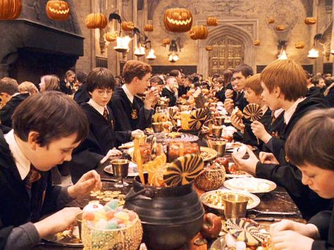 Hogwarts tablescape Harry Potter Books, Harry Potter Cocktails, Pumpkin Juice, Potter Aesthetic, Harry Potter Food, Harry Potter Halloween, The Sorcerer's Stone, Hogwarts Aesthetic, Fete Halloween