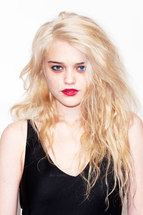 Embracing paleness Tumblr, Sky Ferreira Hair, Sky Ferreira, Mens Hair Colour, Bright Lips, Split Hair, Cute Haircuts, Hair Breakage, Natural Hair Growth