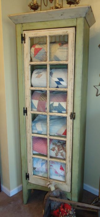 Quilt Cupboard... I love this, almost as much as I love my quilts!! what a great way to show them off in the house without having to have them laid out over the couch! Old Windows, Repurposed Furniture, Fredrikstad, Muebles Shabby Chic, Cottage Style Interiors, Quilt Display, Quilt Storage, Redo Furniture, Decor Rustic