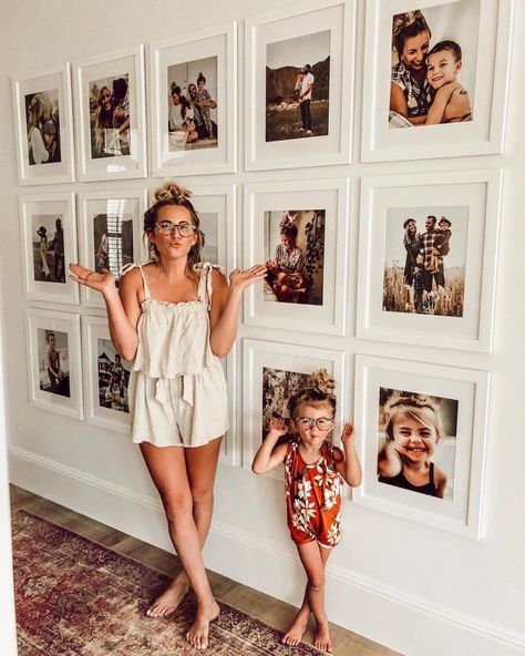 Wall With Pictures, Photo Display Ideas, Pictures On The Wall, Family Pictures On Wall, Gubahan Bunga, Floating Frames, Family Photo Wall, Photo Deco, تصميم للمنزل العصري