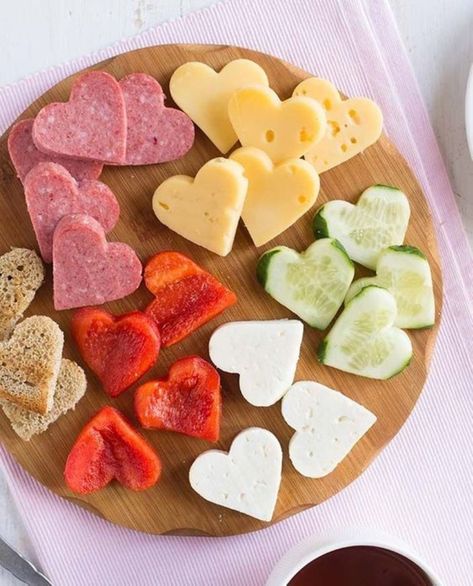 50+ Adorable Heart Shaped Food Ideas for Valentines Day | HubPages Brunch Cute Ideas, Cena San Valentino, Picnic San Valentin, Food Ideas For Valentines Day, Ideas De San Valentin, Heart Shaped Food Ideas, Ideas San Valentin, Ideas Para San Valentin, Valentines Lunch