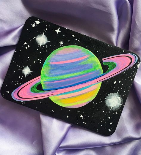 Space Theme Canvas Painting, Simple Planet Painting, Diy Space Painting, Dreamy Paintings Ideas, Different Acrylic Painting Styles, Saturn Painting Easy, Painting On Furniture Art, Easy Space Painting Ideas, Saturn Painting Acrylic