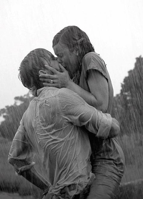 En Attendant Bojangles, Couple In Rain, Filmy Vintage, Old Fashioned Love, Passionate Couples, Kissing In The Rain, Photographie Portrait Inspiration, My Kind Of Love, Vintage Romance