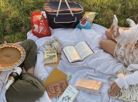 Soft Date Aesthetic, Sunny Book Aesthetic, Book Dates Aesthetic, Reading Dates Aesthetic, Book Club Picnic, Picnic Reading Aesthetic, Picnic Book Aesthetic, Reading With Friends Aesthetic, Best Friend Date Aesthetic