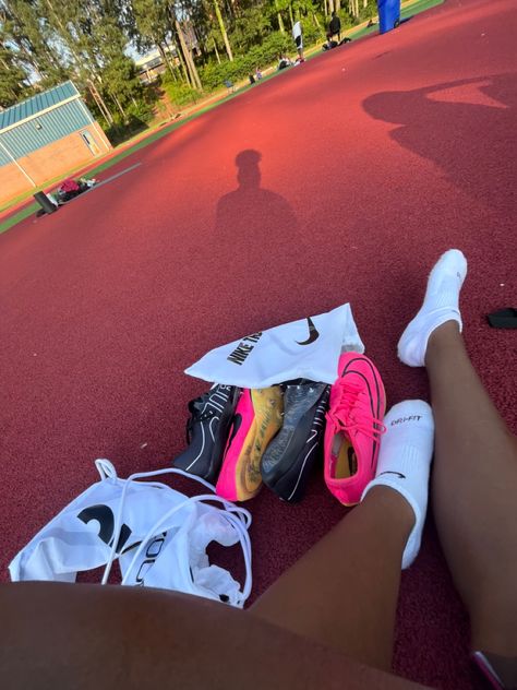 Track And Field Practice Outfits, Track Girl Aesthetic Black, Track Astetics, Track Hurdles Aesthetic, Track Workout Outfits, Track Aesthetic Black Women, Track Practice Outfits Winter, Track Asthetic Picture, Track Athlete Aesthetic