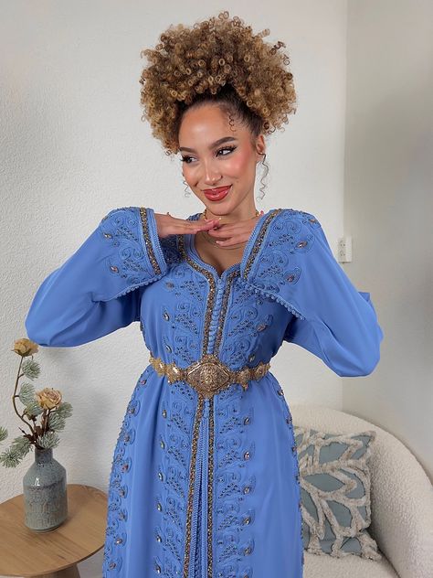 Curly girl, curly hair, moroccan wear, afro hairstyle, tekshita, caftan, jelaba, traditional clothes Moroccan Hairstyles, Arab Lifestyle, Girl Curly Hair, Moroccan Kaftan Dress, Afro Hairstyle, Hairstyles Girls, Traditional Hairstyle, Moroccan Kaftan, Moroccan Dress