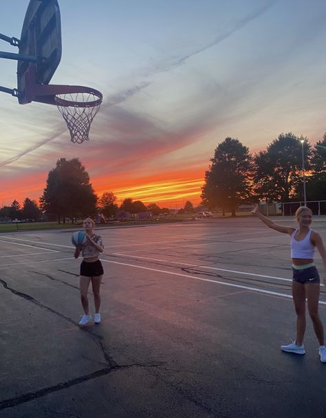 Basketball Pics Aesthetic, Aesthetic Basketball Photos, Basket Baller Aesthetic Girl, Pickup Basketball Aesthetic, Basketball At Night Aesthetic, Basketball Summer Aesthetic, Basketball Games Aesthetic, Hooping Aesthetic, Basketball Gf Aesthetic