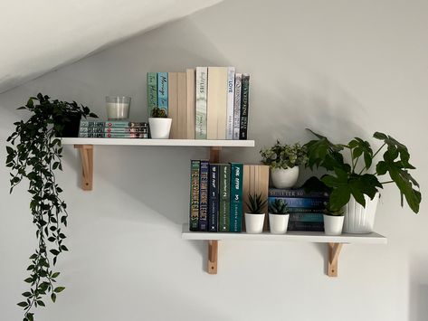 Shelves For Small Room, Shelf’s For Bedroom, Bedroom Shelfs Designs, Book Floating Shelf, Aesthetic Things To Put On Shelves, Small Floating Bookshelf, Single Book Shelf On Wall, Clean Decor Living Room, Small Bookshelf Ideas On Wall